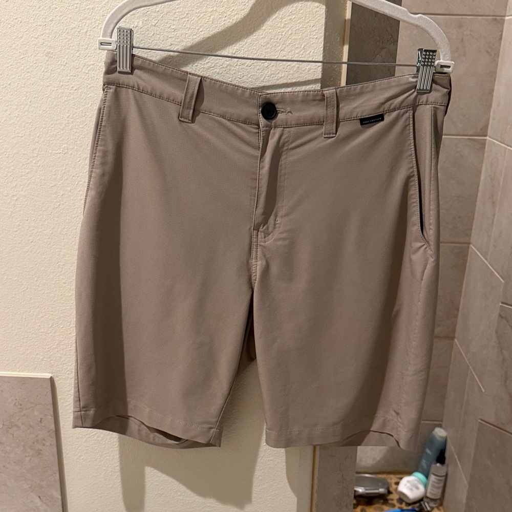 TravisMathew Golf Shorts | Men’s 32 Waist | 9” Inseam | Performance Fit